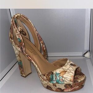 Final sale Floral Platform Heels USW8 NWOT